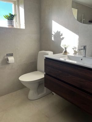 Nytt WC/badrum på nedre plan.