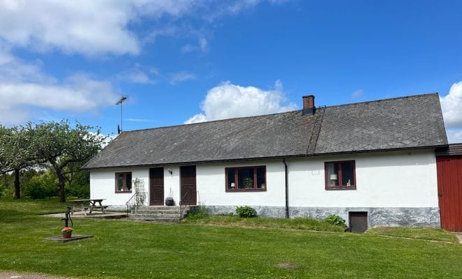 Hyr denna stuga i  på 115 m². 6-9 sängplatser. Från 8 000 kr per vecka. Se bilder och tillgänglighet här.
