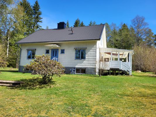 Hyr denna stuga i  på 148 m². 4-6 sängplatser. 15 000 - 20 000 kr per vecka. Se bilder och tillgänglighet här.