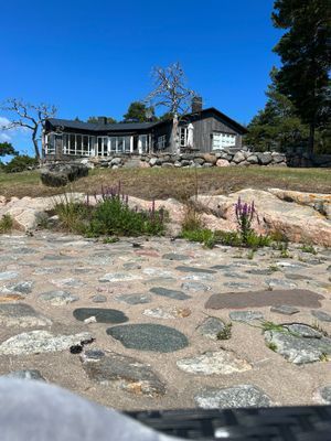 Hyr denna stuga i Dalarö på 200 m². 6-13 sängplatser. 70 000 - 110 000 kr per vecka. Se bilder och tillgänglighet här.