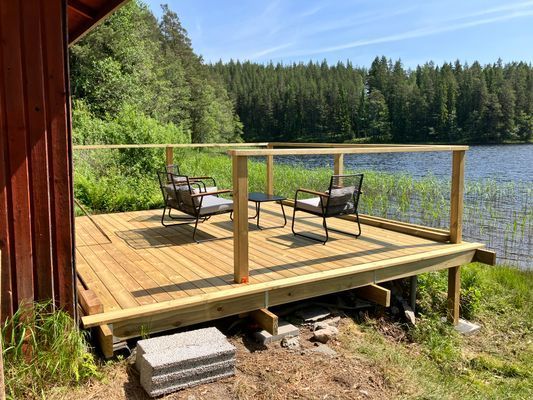 Stuga med egen badstrand, brygga och roddbåt. - Bild 16