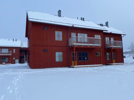 Modern lägenhet nära skidbacke och längdspår.