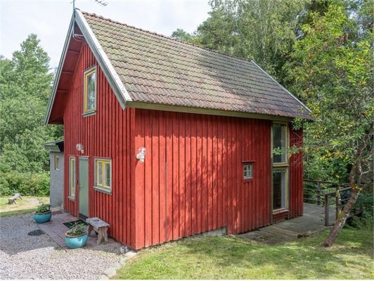 Hyr denna stuga i Brastad på 60 m². 2-4 sängplatser. 6 000 - 7 500 kr per vecka. Se bilder och tillgänglighet här.