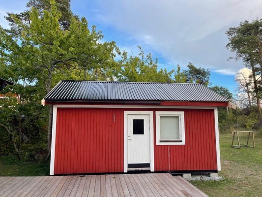 Hyr denna stuga i  på 60 m². 6-8 sängplatser. 8 000 - 14 000 kr per vecka. Se bilder och tillgänglighet här.