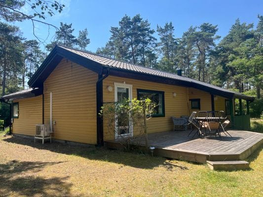 Hyr denna stuga i Åhus på 70 m². 5 sängplatser. 9 000 - 12 500 kr per vecka. Se bilder och tillgänglighet här.