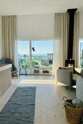 Hyr denna stuga i Fårösund på 95 m². 6-8 sängplatser. 7 000 - 16 000 kr per vecka. Se bilder och tillgänglighet här.