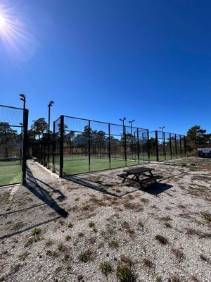Padelbanor finns ca 300m från huset