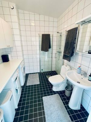 Badrum övre plan med tvättmaskin och torktumlare
