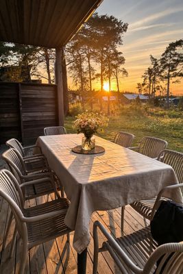 Kvällsmiddag på altanen i solnedgång