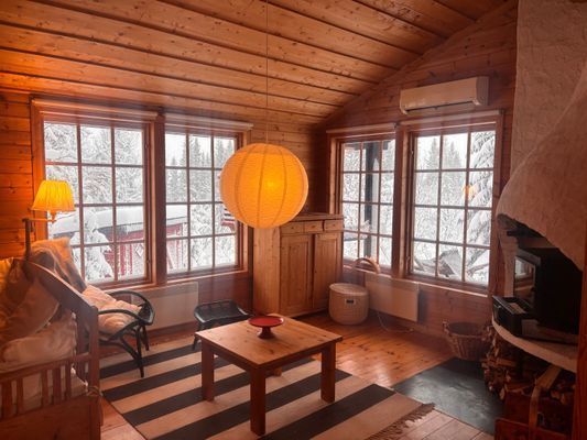 Hyr denna stuga i  på 73 m². 4 sängplatser. 5 900 - 8 900 kr per vecka. Se bilder och tillgänglighet här.