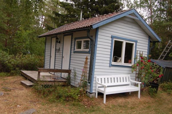 Bod med utedass och förråd/verkstad