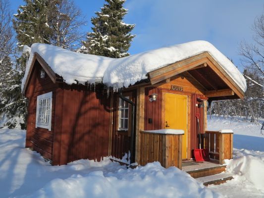 Hyr denna stuga i Bruksvallarna på 30 m². 4 sängplatser. 3 200 - 6 000 kr per vecka. Se bilder och tillgänglighet här.