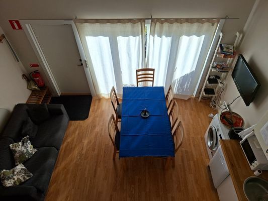 Hyr denna stuga i  på 42 m². 4 sängplatser. 6 900 - 10 500 kr per vecka. Se bilder och tillgänglighet här.