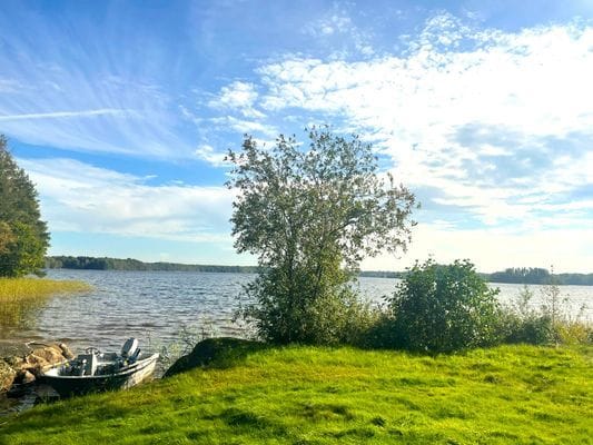 Hyr denna stuga i Tingsryd på 250 m². 15 sängplatser. 9 500 - 30 400 kr per vecka. Se bilder och tillgänglighet här.