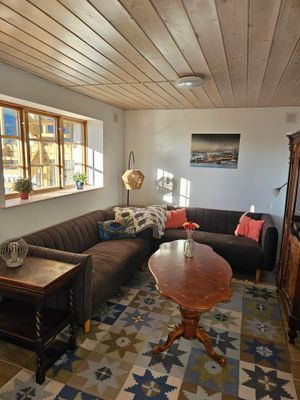 Vardagsrum nedervåningen, tillgänglig via trappa utifrån