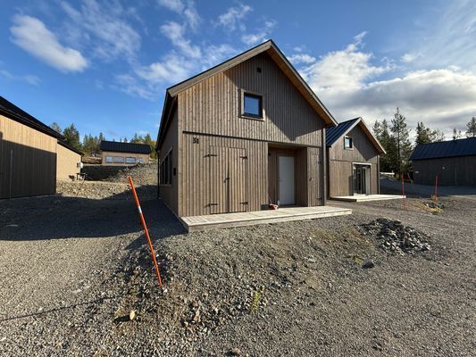 Hyr denna stuga i  på 54 m². 5 sängplatser. 8 000 - 16 000 kr per vecka. Se bilder och tillgänglighet här.