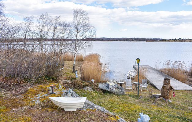 Hyr denna stuga i Ronneby på 60 m². 6-8 sängplatser. 6 000 - 10 000 kr per vecka. Se bilder och tillgänglighet här.