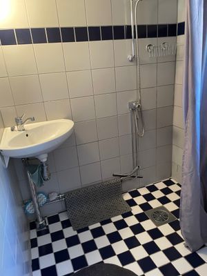 Charmig stuga i genuin och naturskön miljö - Bild 13