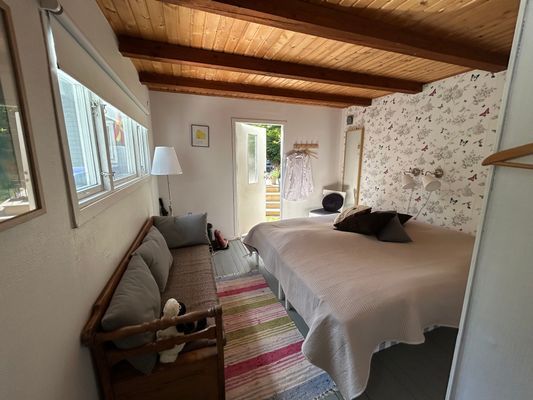 Nyrenoverad stuga mitt skogen, vid Brösarps backar - Bild 15