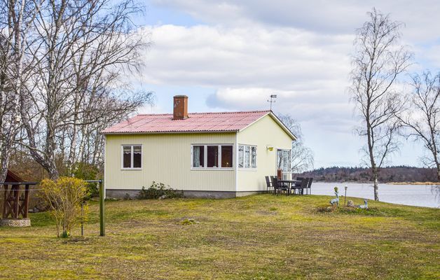 Sommarstuga med strandtomt.