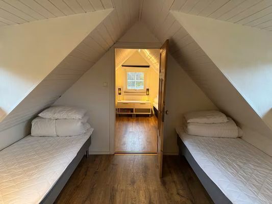 Hyr denna stuga i Österlen på 140 m². 8 sängplatser. Från 12 200 kr per vecka. Se bilder och tillgänglighet här.