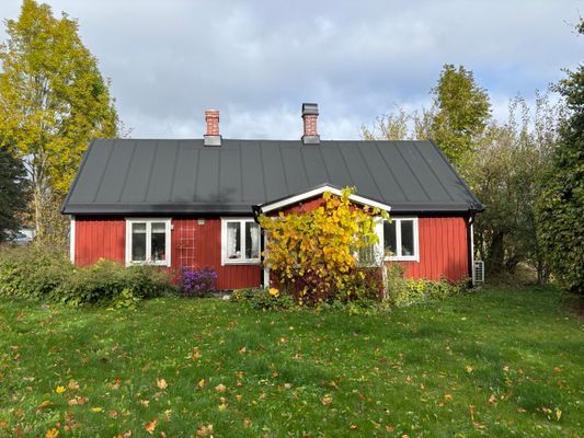 Hyr denna stuga i Tomelilla på 55 m². 5-7 sängplatser. 6 000 - 7 000 kr per vecka. Se bilder och tillgänglighet här.