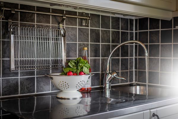 Hyr denna stuga i  på 43 m². 4 sängplatser. 7 500 - 13 700 kr per vecka. Se bilder och tillgänglighet här.