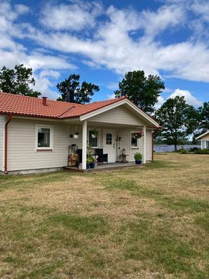 Modern stuga för 6 personer precis vid sjön Virén