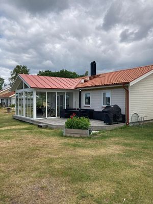 Hyr denna stuga i  på 80 m². 6 sängplatser. Från 11 000 kr per vecka. Se bilder och tillgänglighet här.