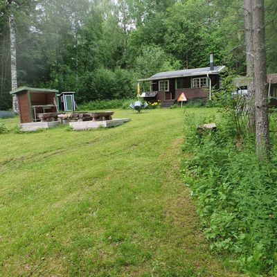 Hyr denna stuga i  på 40 m². 4-5 sängplatser. Från 4 000 kr per vecka. Se bilder och tillgänglighet här.
