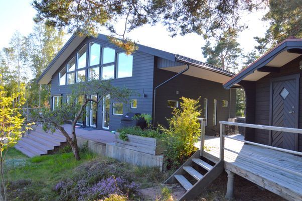 Hyr denna stuga i Värmdö på 170 m². 6-9 sängplatser. 21 000 - 26 000 kr per vecka. Se bilder och tillgänglighet här.