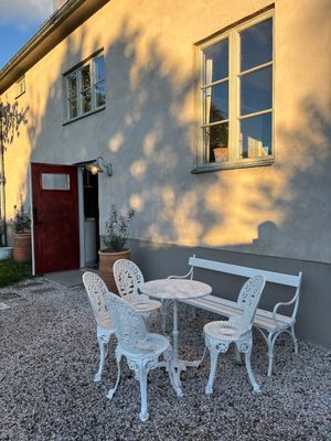 Charmigt stenhus nära muren