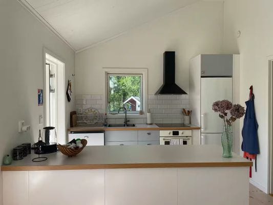 Hyr denna stuga i Gävle på 60 m². 2-3 sängplatser. 7 000 - 8 000 kr per vecka. Se bilder och tillgänglighet här.