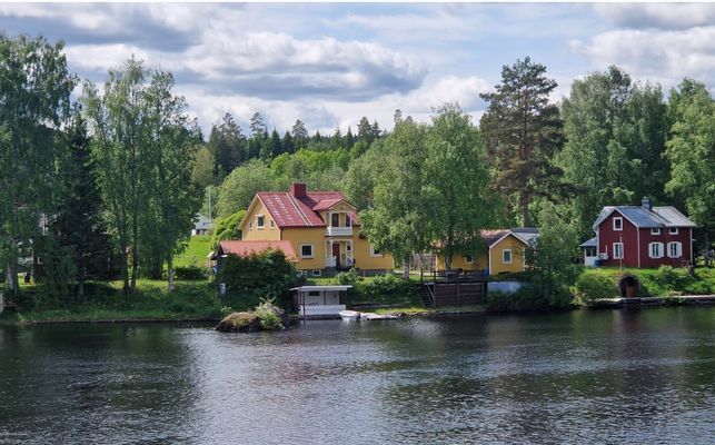 Villa vid vattnet med egen brygga och panoramautsi