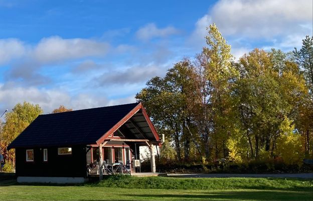 Hyr denna stuga i  på 55 m². 4-6 sängplatser. Från 900 kr per dag. Se bilder och tillgänglighet här.