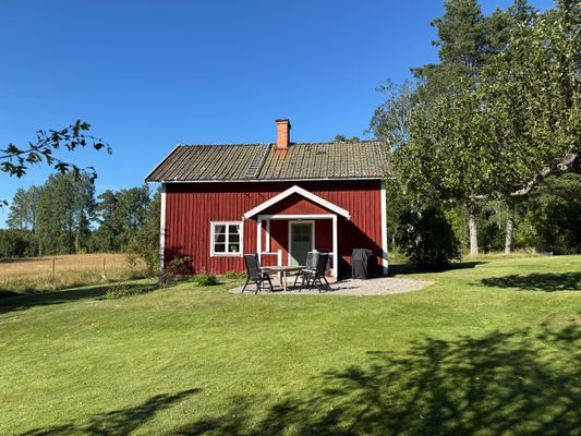 Torp på landet med närhet till naturliv och sjö.