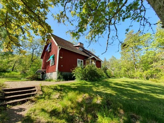 Hyr denna stuga i Fågelfors på 141 m². 6 sängplatser. 7 500 - 10 000 kr per vecka. Se bilder och tillgänglighet här.
