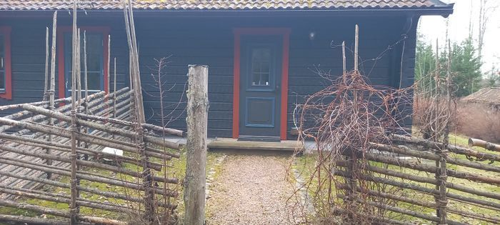 Hyr denna stuga i Hjortnäs på 60 m². 6 sängplatser. 5 000 - 7 000 kr per vecka. Se bilder och tillgänglighet här.