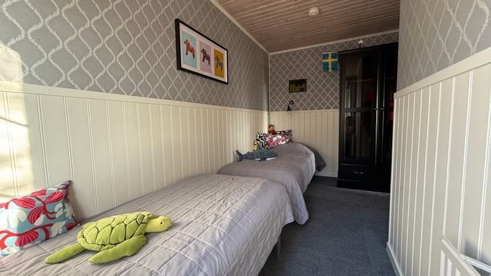Semesterhus vid sjön med pool och elbåt - Bild 13