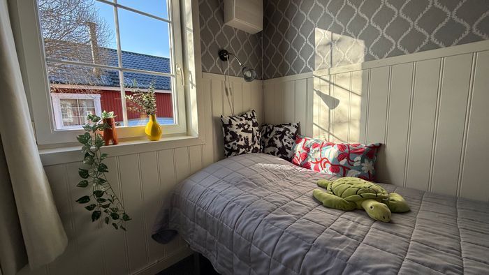 Semesterhus vid sjön med pool och elbåt - Bild 14