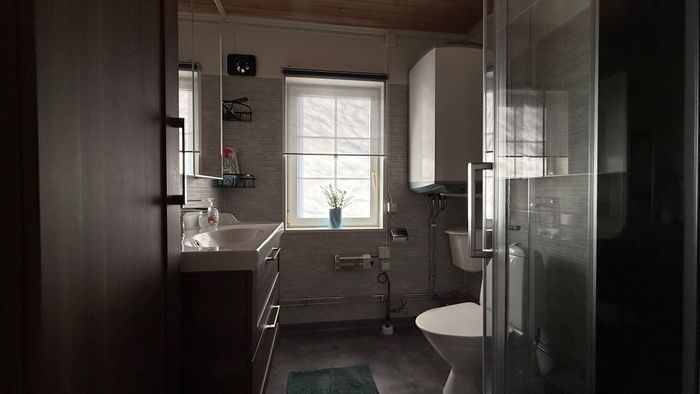 Semesterhus vid sjön med pool och elbåt - Bild 25
