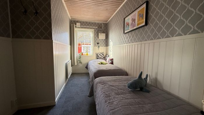Semesterhus vid sjön med pool och elbåt - Bild 15