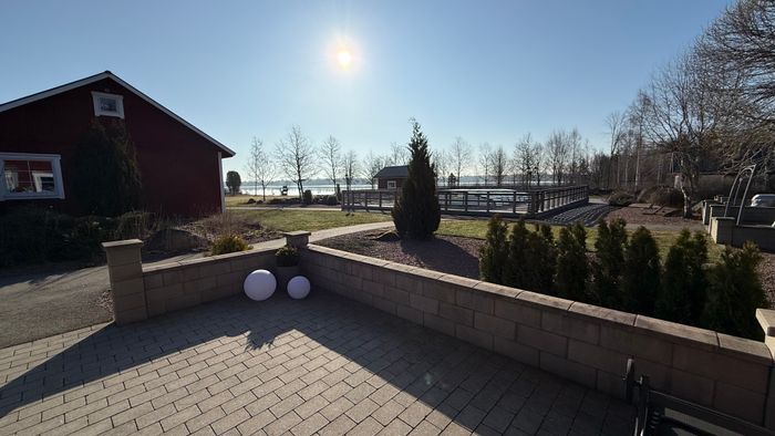 Semesterhus vid sjön med pool och elbåt - Bild 34