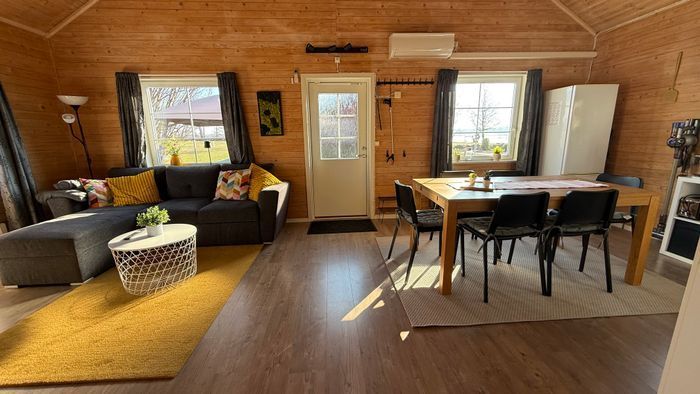 Semesterhus vid sjön med pool och elbåt - Bild 36