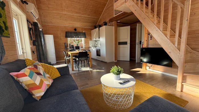 Semesterhus vid sjön med pool och elbåt - Bild 8