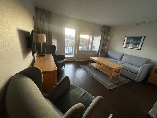 Etagelägenhet med balkong mot backarna/fjället - Bild 12