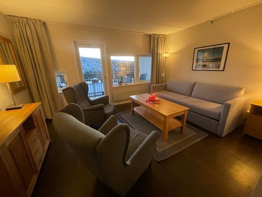 Etagelägenhet med balkong mot backarna/fjället - Bild 15