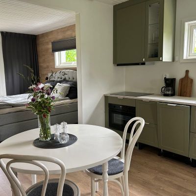 Fin lägenhet/gästdel med havsutsikt och uteplats