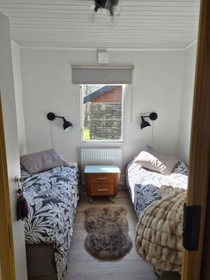 Sovrum med 2 sängar samt 2 garderober (avgränsat med insynsskydd mot boningshuset)