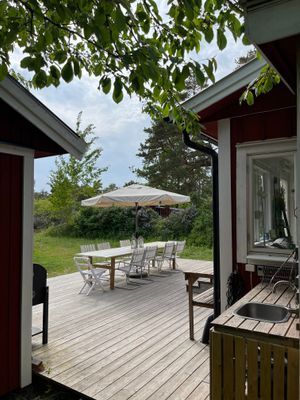 Hyr denna stuga i  på 60 m². 6-8 sängplatser. 8 000 - 12 000 kr per vecka. Se bilder och tillgänglighet här.